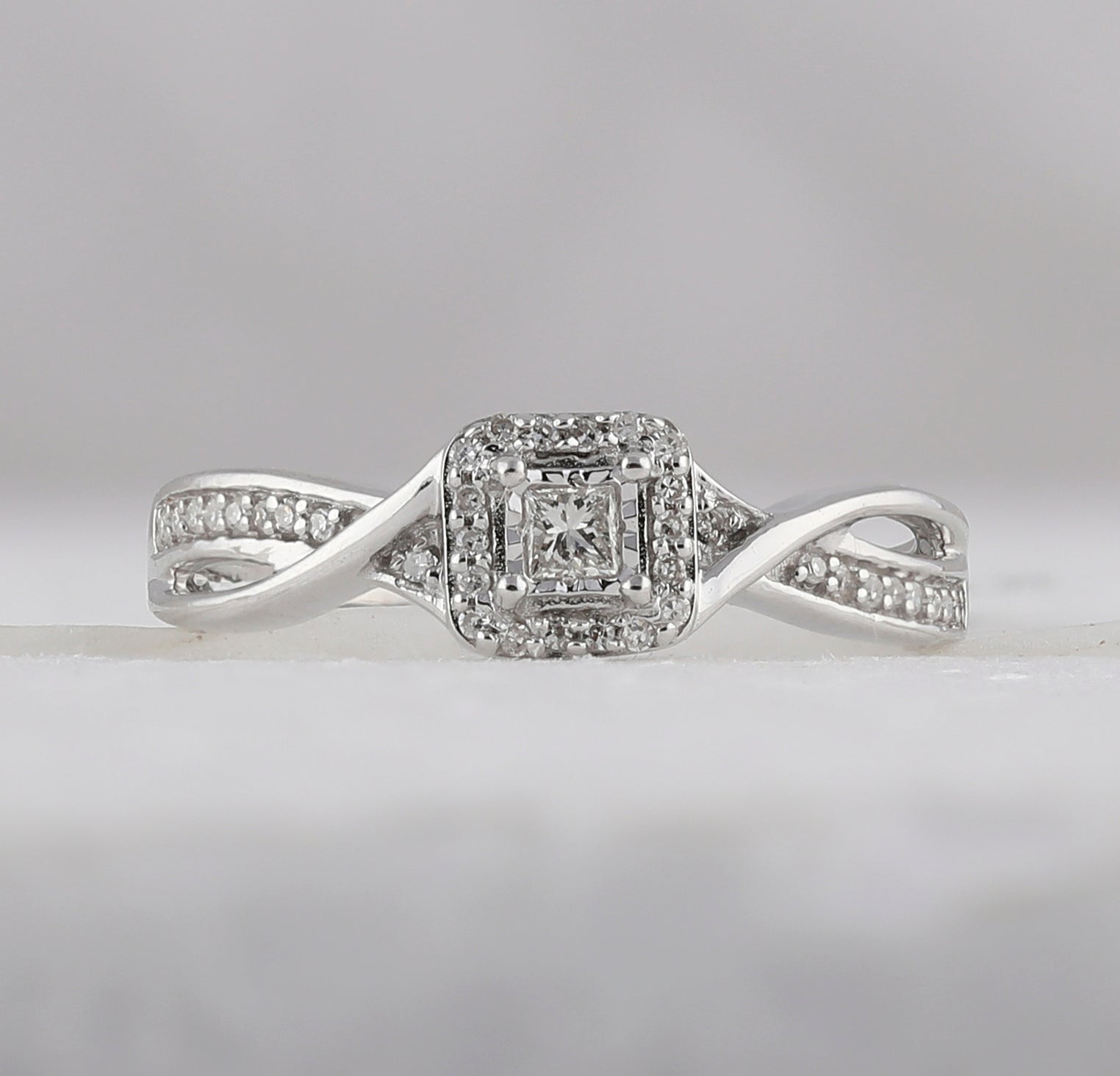 Sterling Silver 1/8Ct-Diamond Gift Ring (2.11 grams)