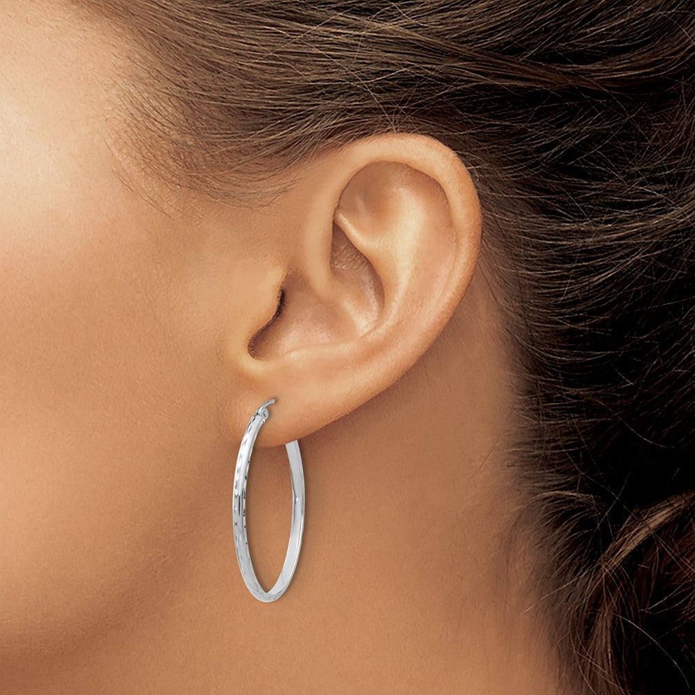 14k White Gold 25.5 mm Lightweight Diamond-cut Oval Hoop Earrings (2.2 grams)