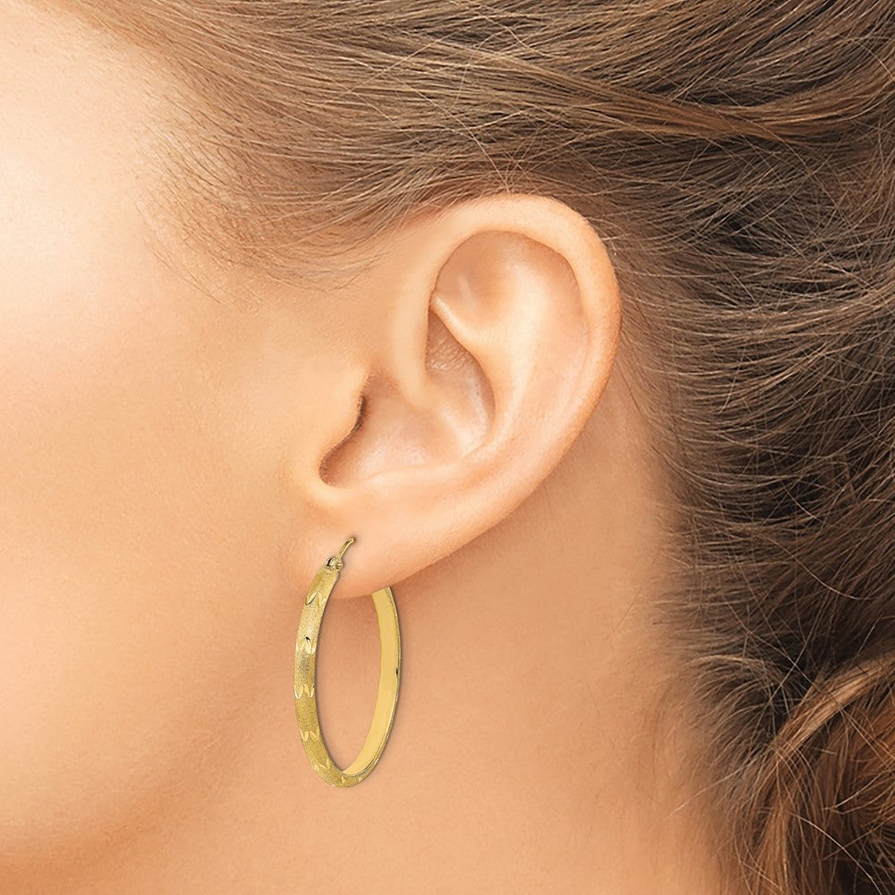 14k Yellow Gold 31.09 mm Polished and Satin Diamond-cut Hoop Earrings (2.15 grams)