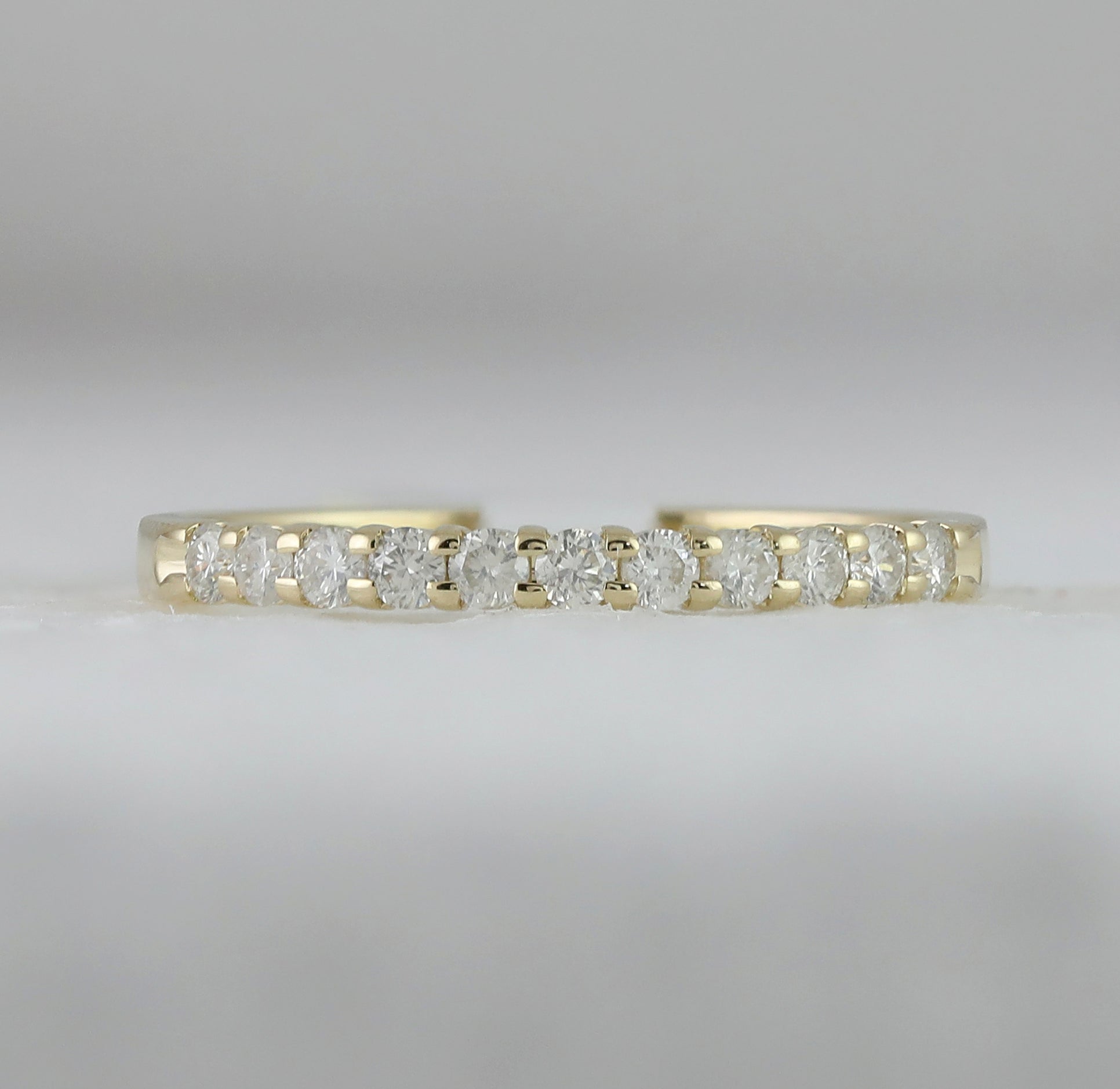 14Kt Yellow Gold 1/4Ct Diamond Ladies Machine-Set Band (1.41 grams)