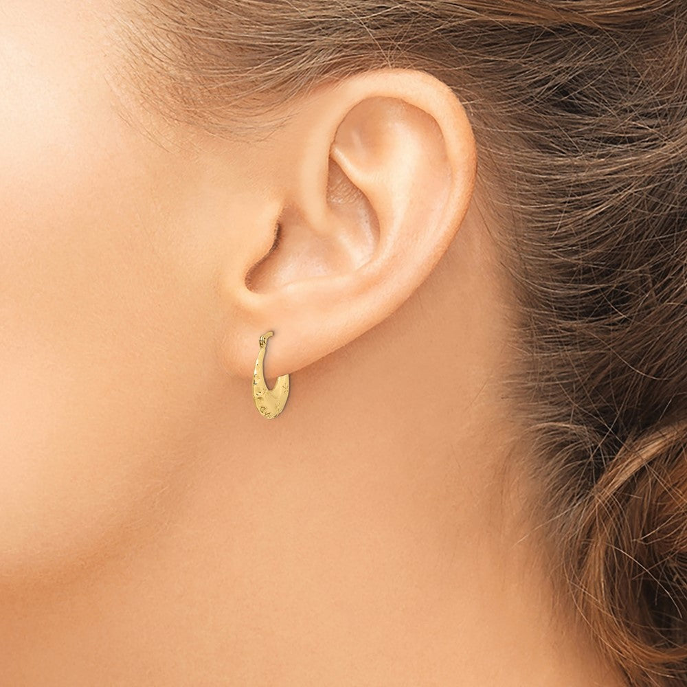 14k Yellow Gold 14.6 mm Textured Stamped Hoop Earrings (0.75