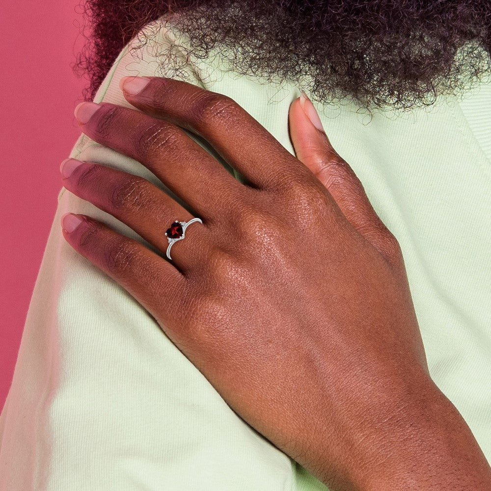 14k White Gold 6mm Heart Garnet AAA Diamond ring (1.23 grams)